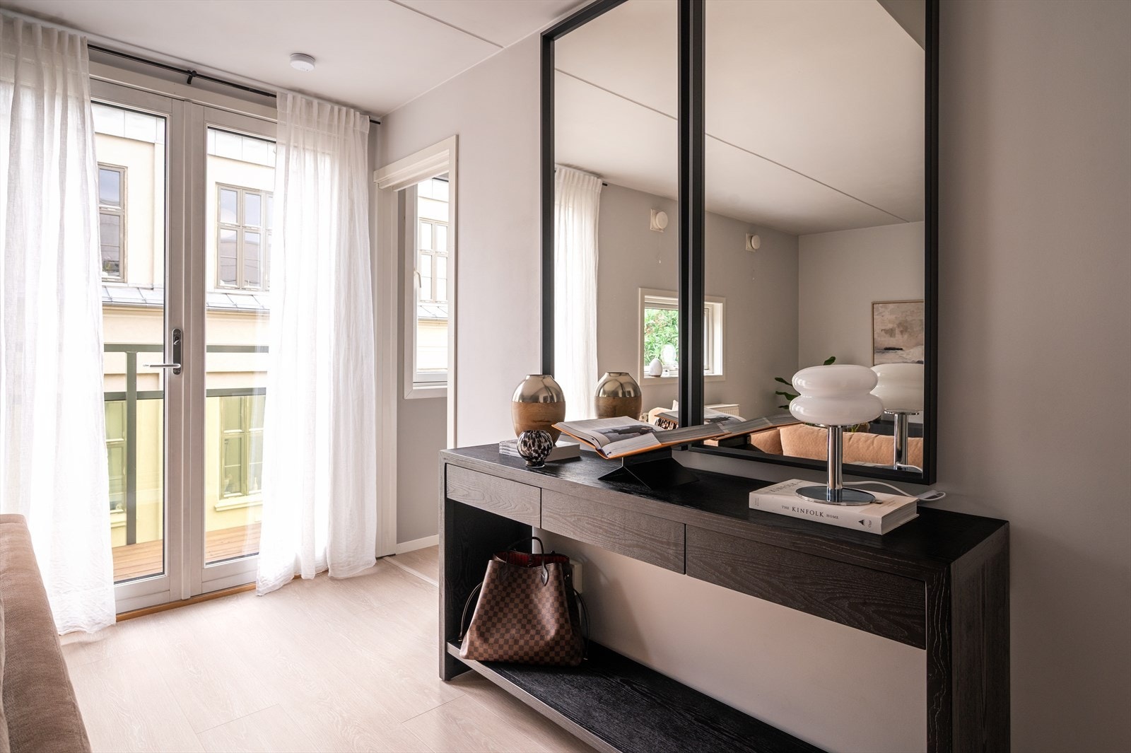 Adkomst til soverom via stuen. Galleribilde