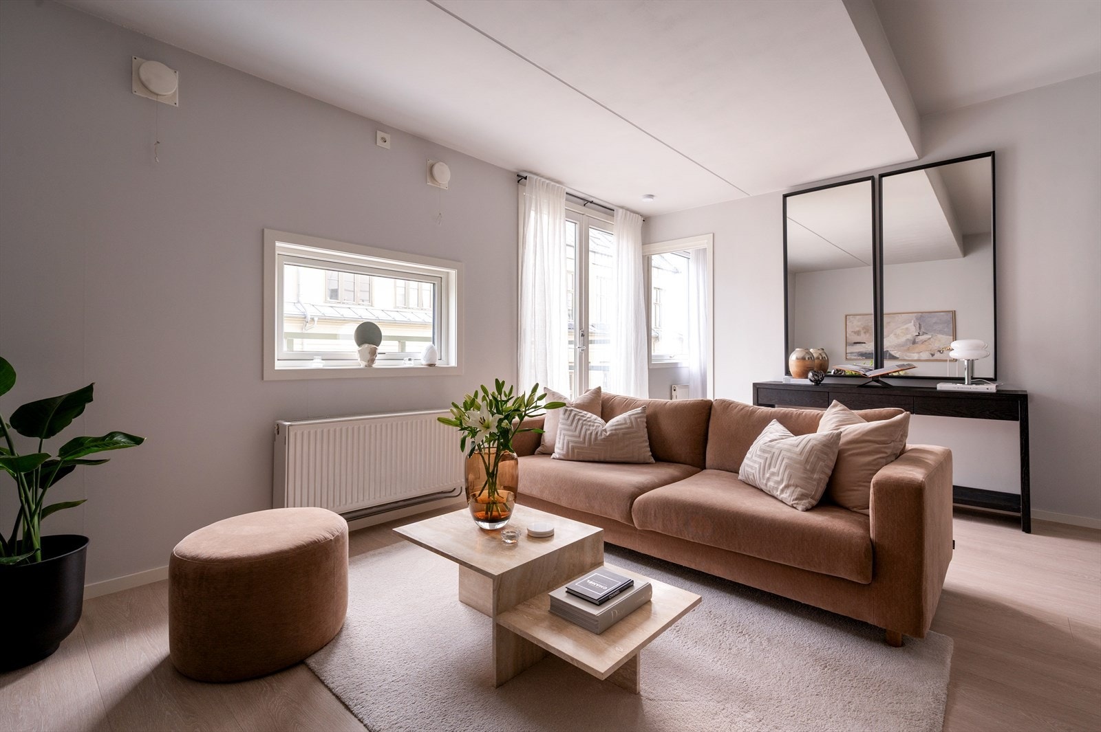 Romslig stue som er enkelt å innrede Galleribilde