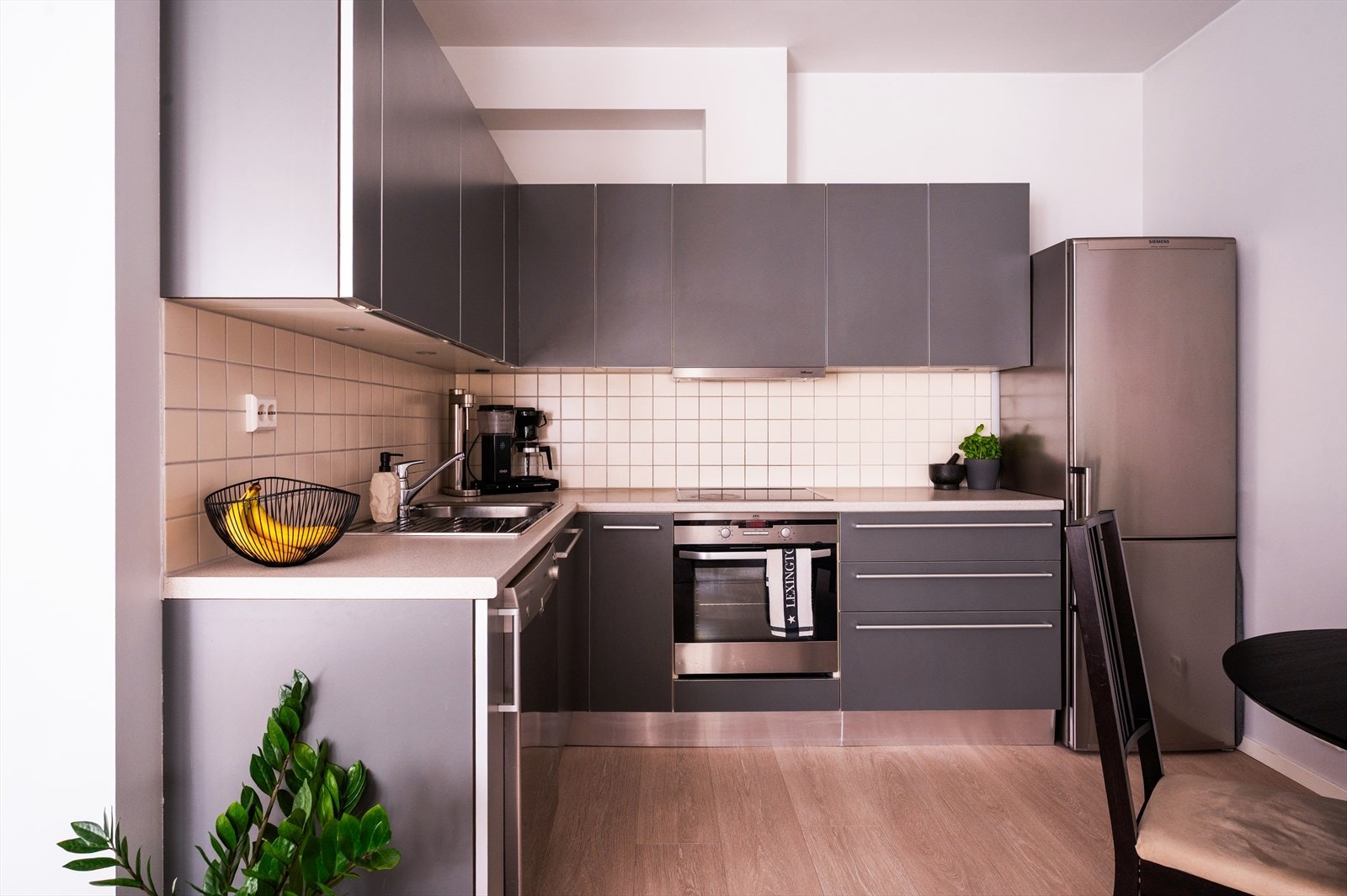 Innredningen har glatte fronter og laminert benkeplate med nedfelt vaskekum. Galleribilde