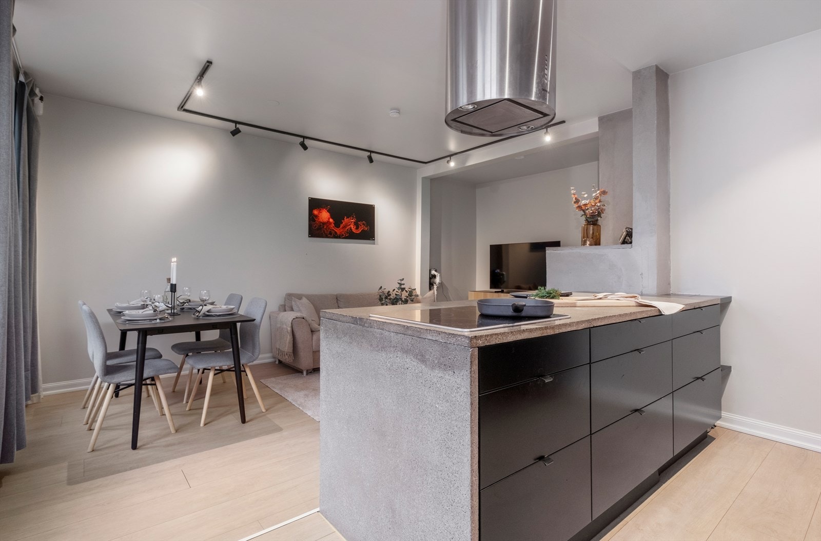 Her er det rikelig med benke- og oppbevaringsplass, med en praktisk løsning og åpen forbindelse til stuen Galleribilde