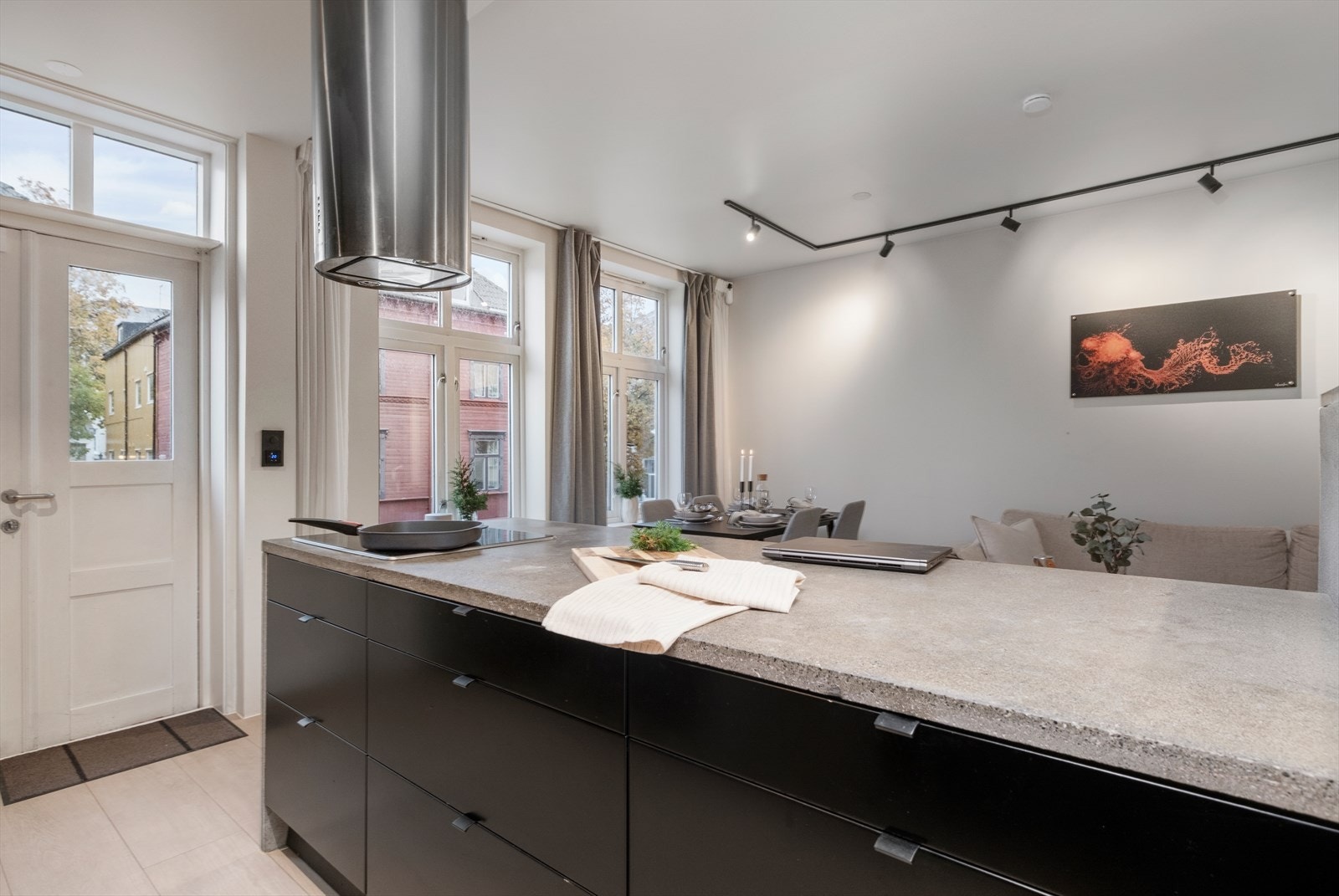 Med leilighetens beliggenhet har du kort gange til kollektivtransport og med kun ca. 5 minutter gange til Solsiden kjøpesenter. Galleribilde