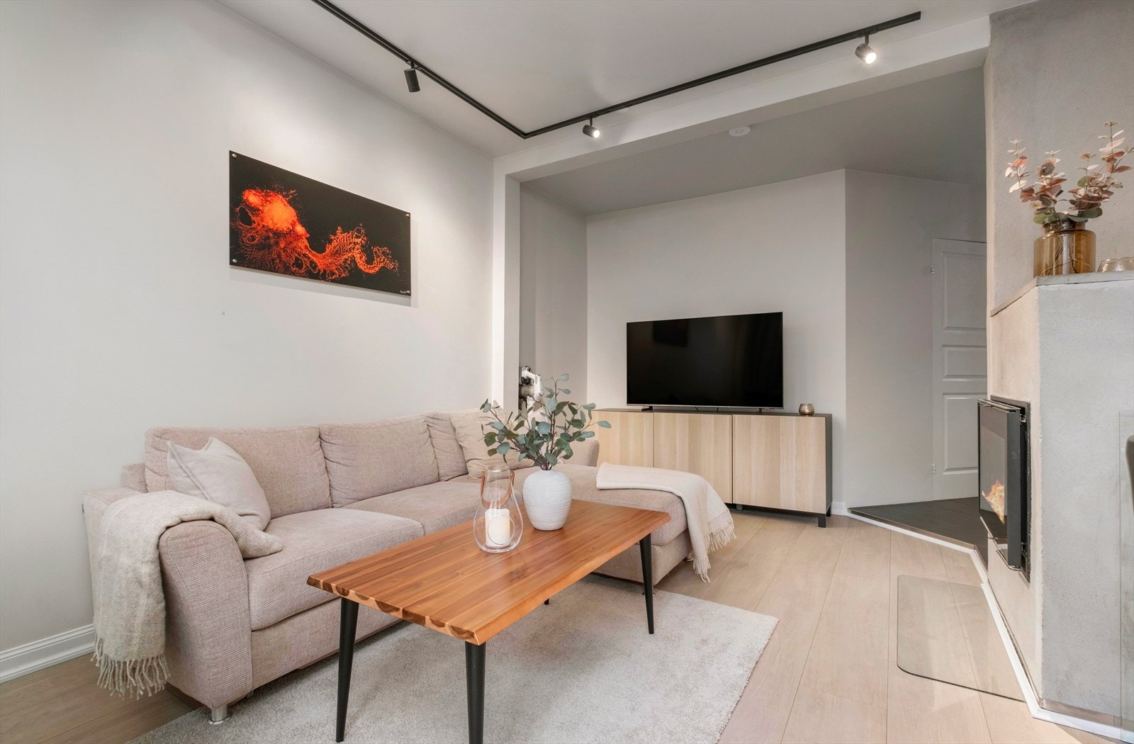 Leiligheten er totalt 49m² og byr på en åpen løsning mellom stue- og kjøkken, romslig entre, et flott soverom og flislagt bad. Galleribilde