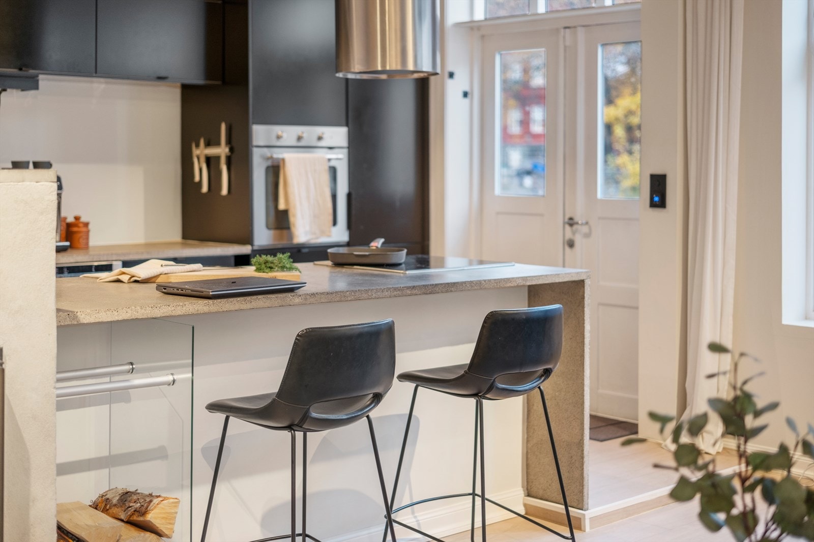 De månedlige felleskostnadene er på kr. 2 960,- og inkluderer blant annet internett, felles forsikring og avsetning til vedlikehold. Galleribilde