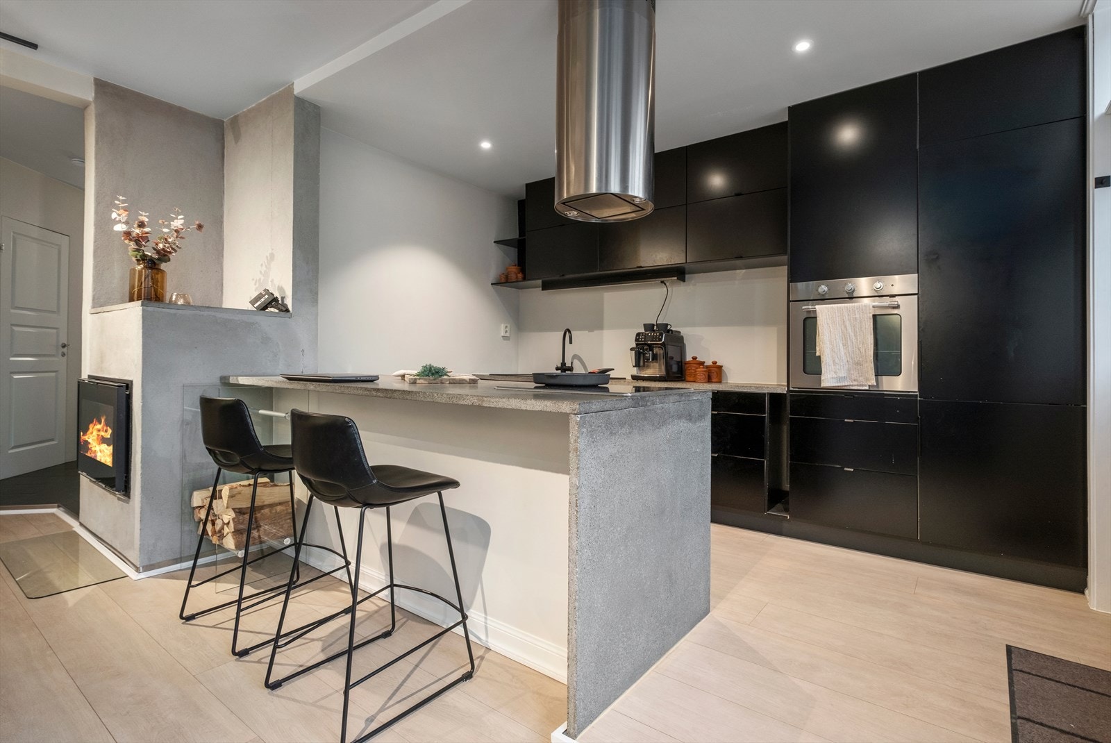 Romslig kjøkken med integrerte hvitevarer som platetopp, stekeovn, ventilator og oppvaskmaskin. Galleribilde