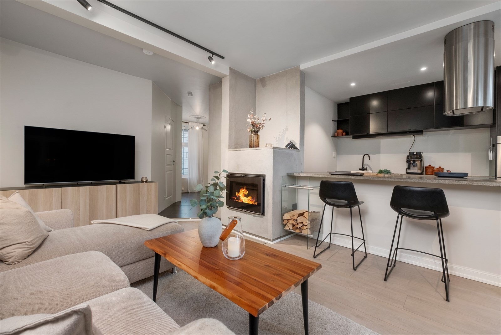 Overflatene i leiligheten er oppgradert i moderne stil- og fargevalg i nyere tid. Galleribilde