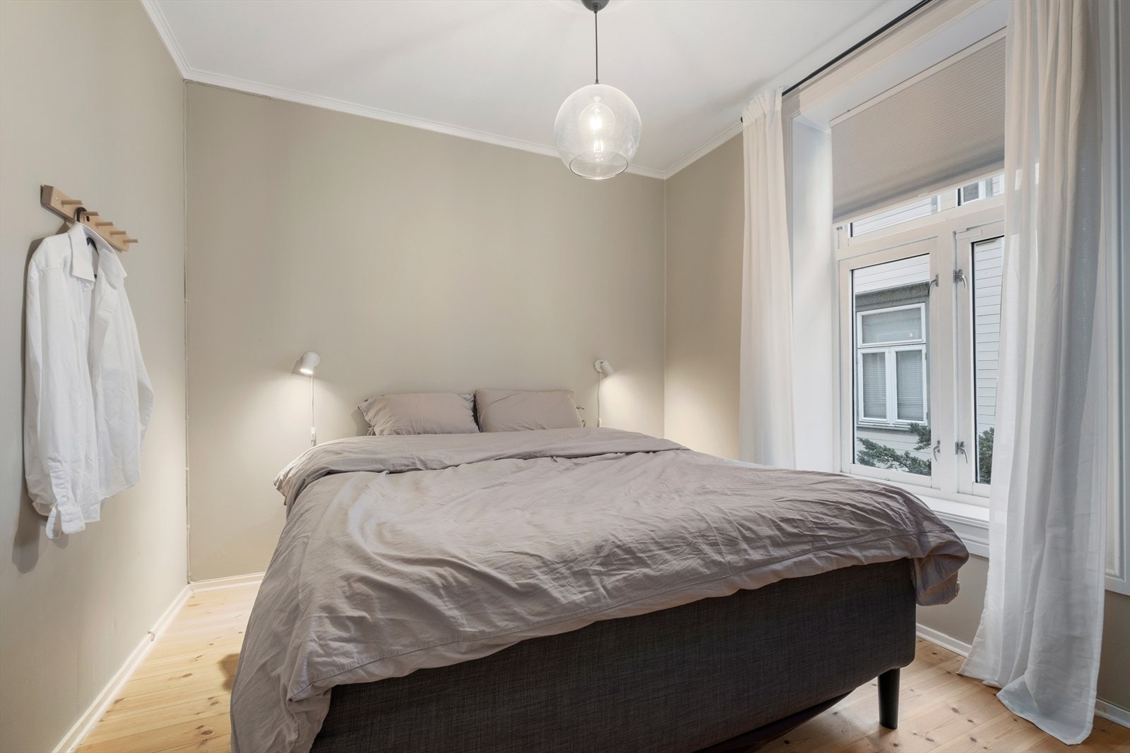 Soverommet er på flotte 8m² med tregulv og en praktisk utforming som ligger i tilknytning til entre. Galleribilde