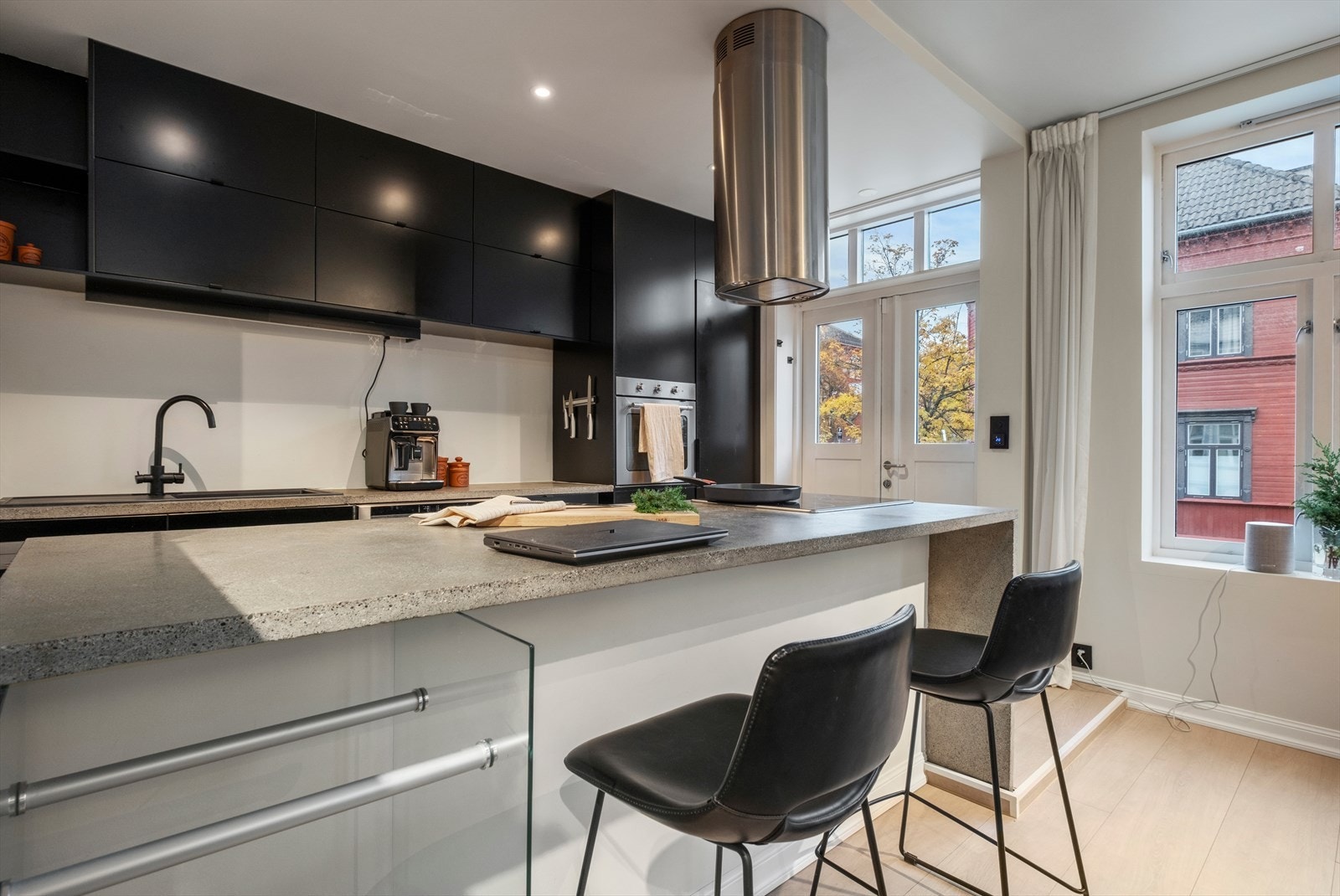 Kjøkkenet er utformet med en kjøkkenøy som byr på sitteplasser, arbeidsflater og oppbevaringsplass i skuffer- og skap. Galleribilde