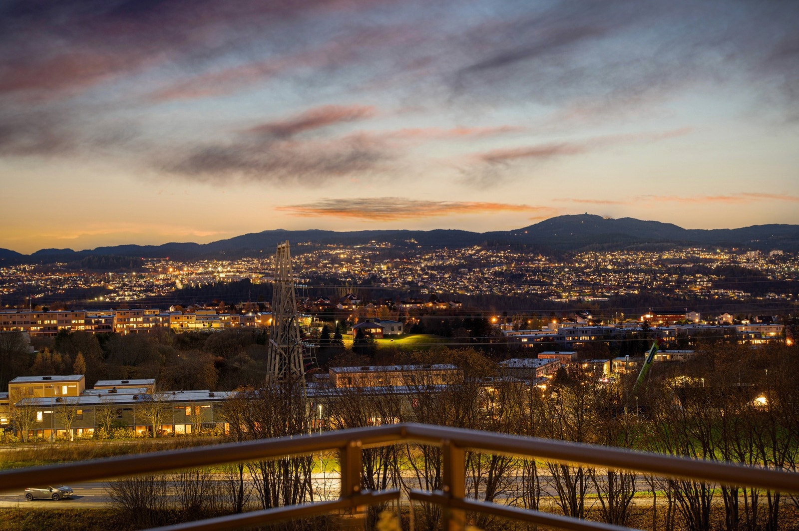 Utsikten strekker seg helt opp til Bymarka, utover byen og Trondheimsfjorden. Galleribilde