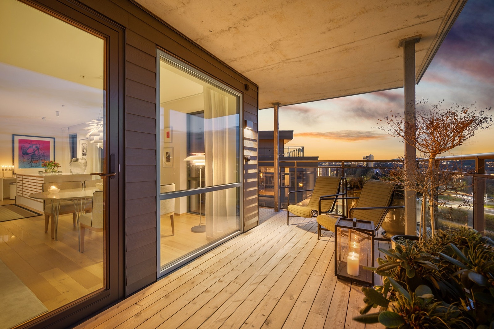 Privat, L-formet og sydvestvendt balkong på 15,1 kvadratmeter, med gode solforhold. Galleribilde