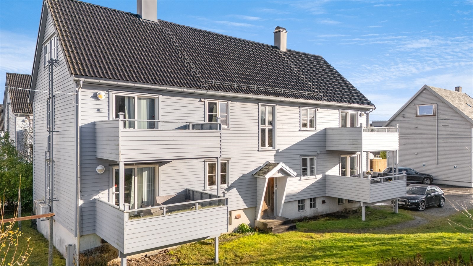 Parkering like utenfor på felles tomt (ikke fast plass). Galleribilde