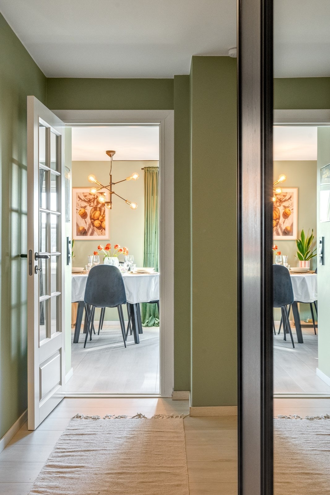 Leiligheten ligger i 1. etasje og inneholder entré/gang, stue, kjøkken, 2 soverom og bad. Samt god lagringsplass i kjeller. Galleribilde