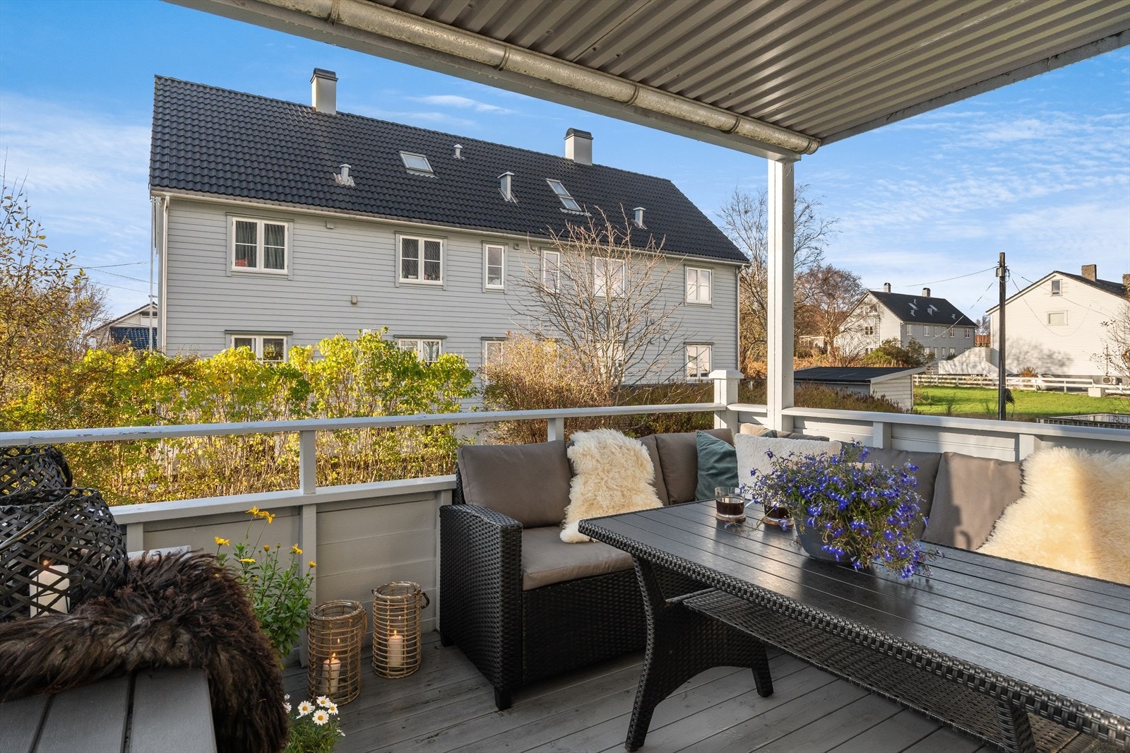 Herlig overbygget uteplass med gode solforhold. Galleribilde