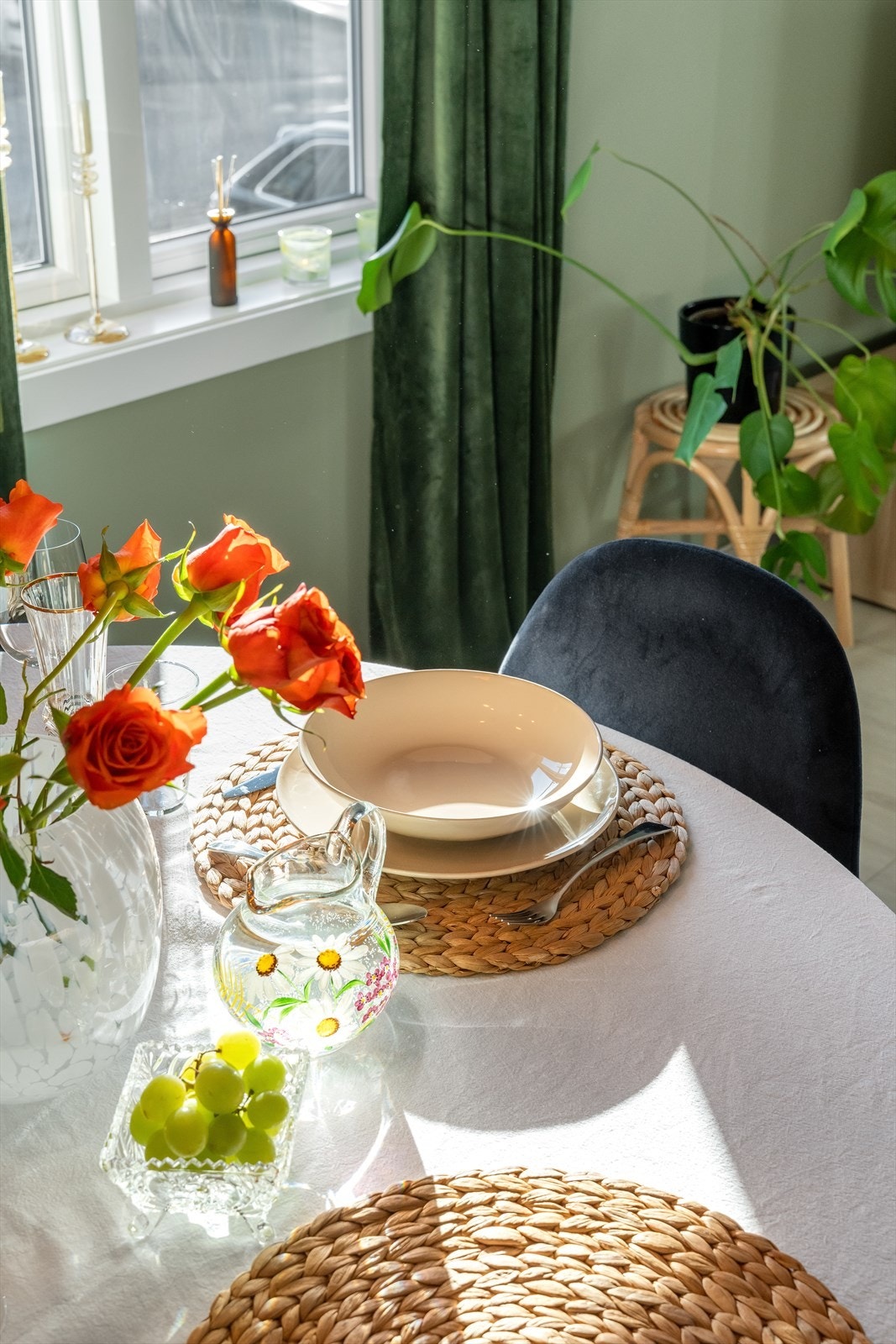 Leiligheten har vindusflater mot øst, sør og vest og har gode lysforhold året rundt. Galleribilde