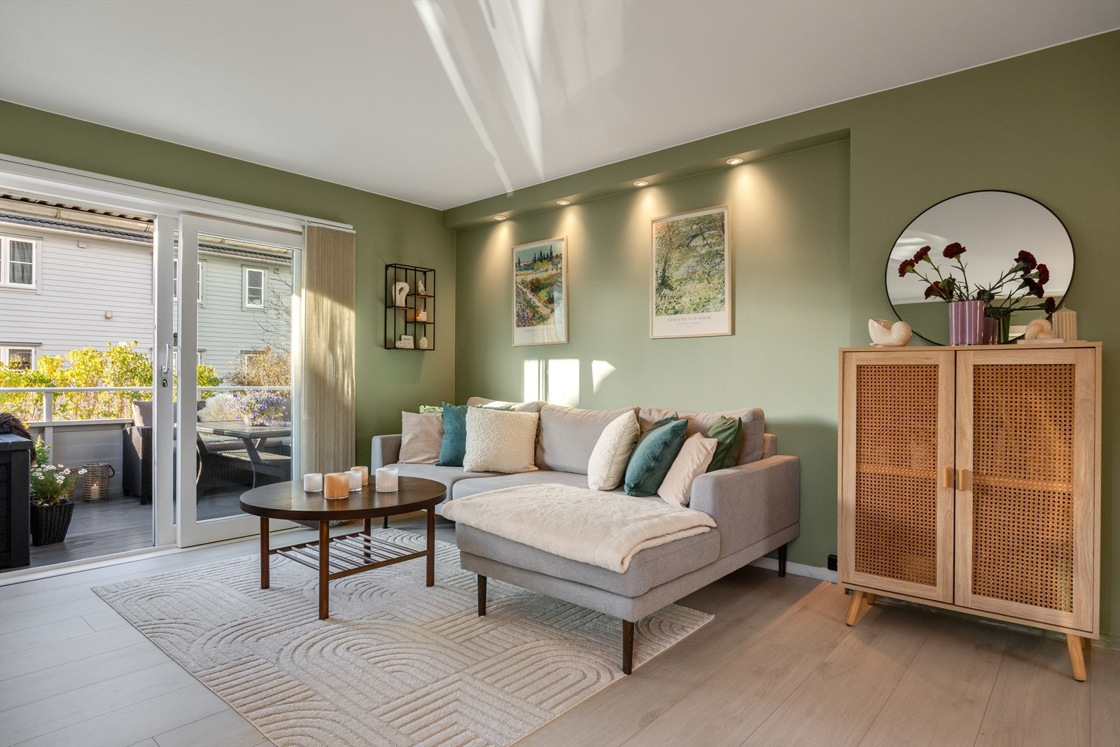 Luftig stue med ulike møbleringsmuligheter samt utgang til solrik altan. Galleribilde