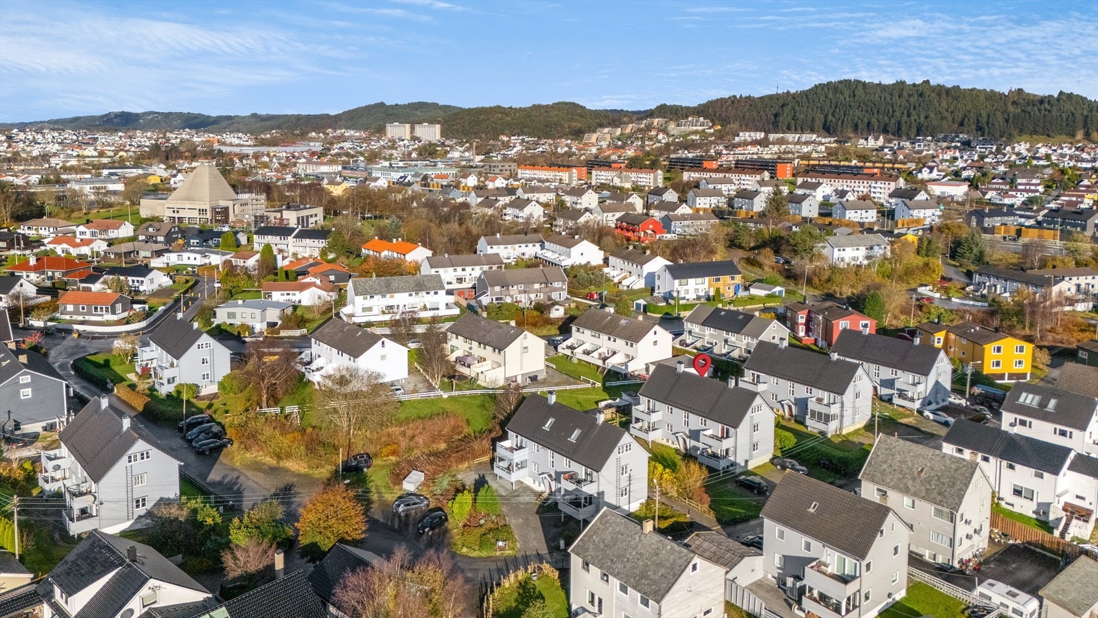 Velkommen til annonsert fellesvisning, eller visning etter avtale med Caroline Holmstrøm tlf. 99104050. Galleribilde