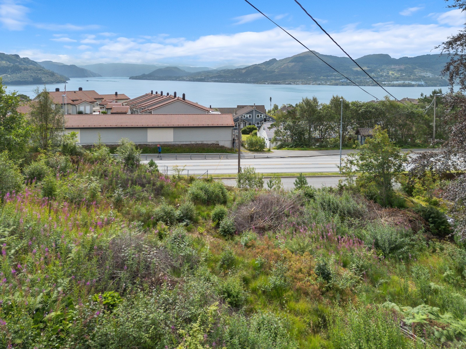 Fra tomten er det flott utsikt mot Osterfjorden Galleribilde