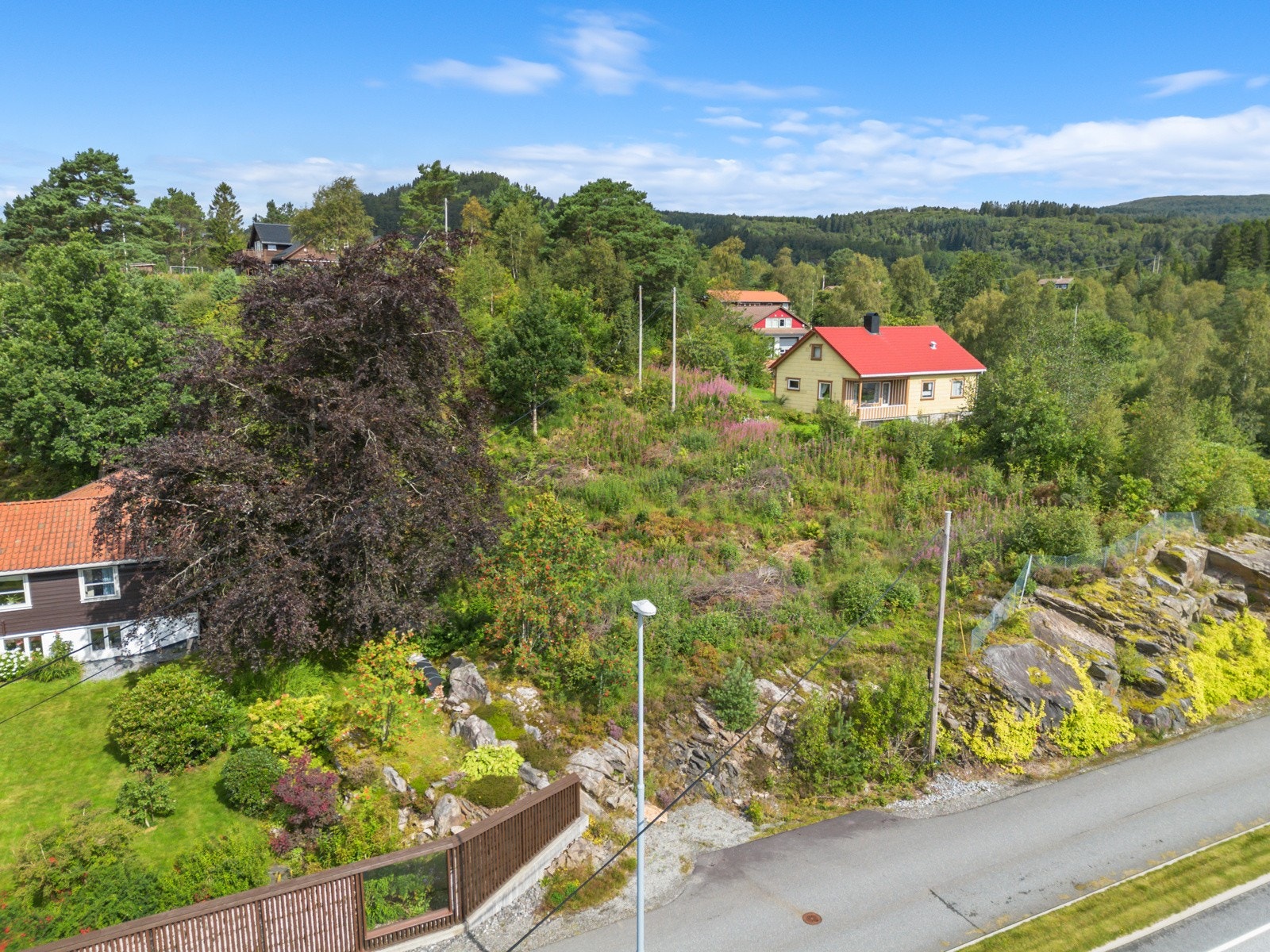 Amfi Knarvik, Knarvik bussterminal, barnehage, barne- og ungdomsskole innen en radius på ca. 1,3 km Galleribilde