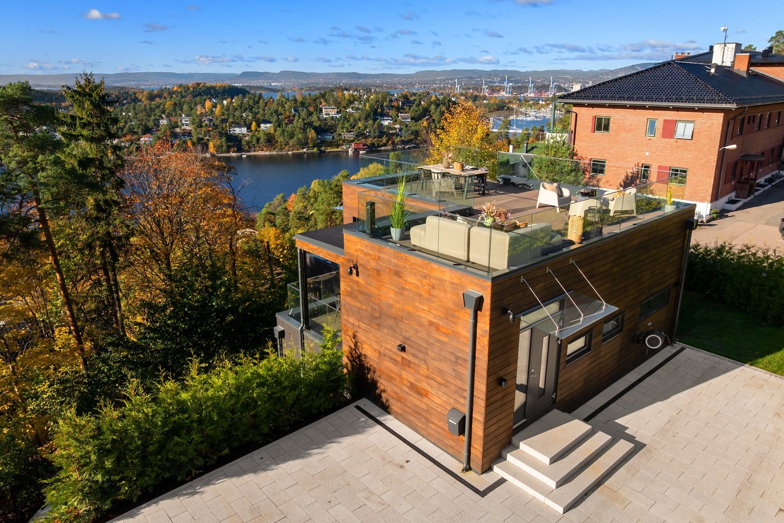 Gjennomgående bruk av eksklusive og kostbare materialer - eksempelvis panel i brannimpregnert ask