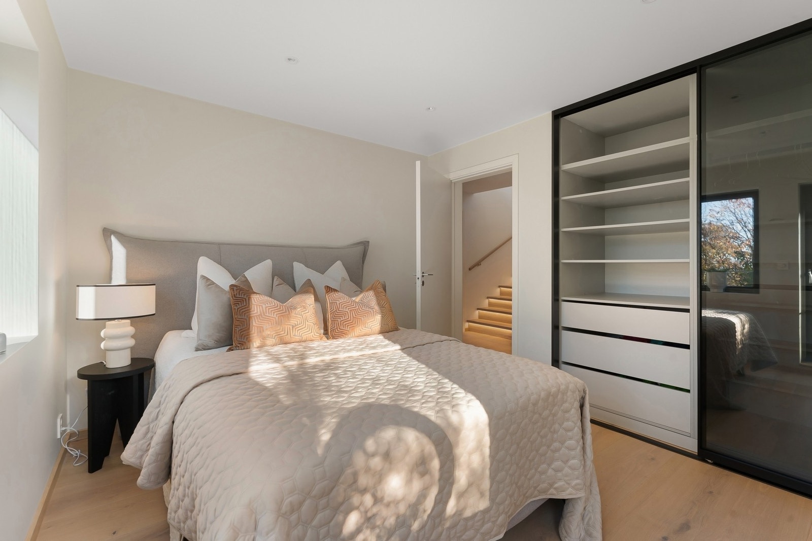 Skyvedørsgarderobe på soverom 2