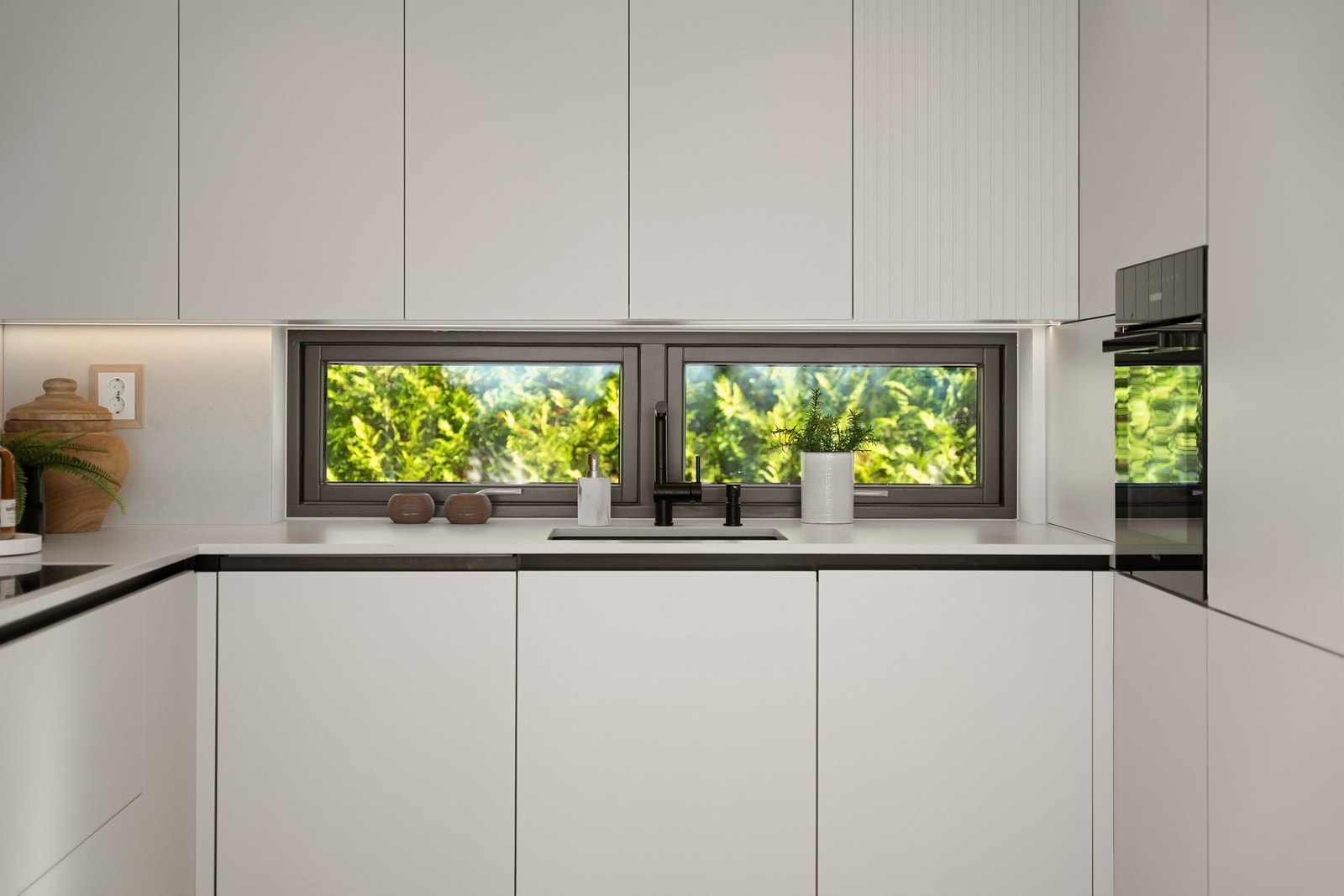 Integrert Miele stekeovn og induksjonstopp, Siemens oppvaskmaskin og Electrolux kjøl/frys | Benkeplate i sten