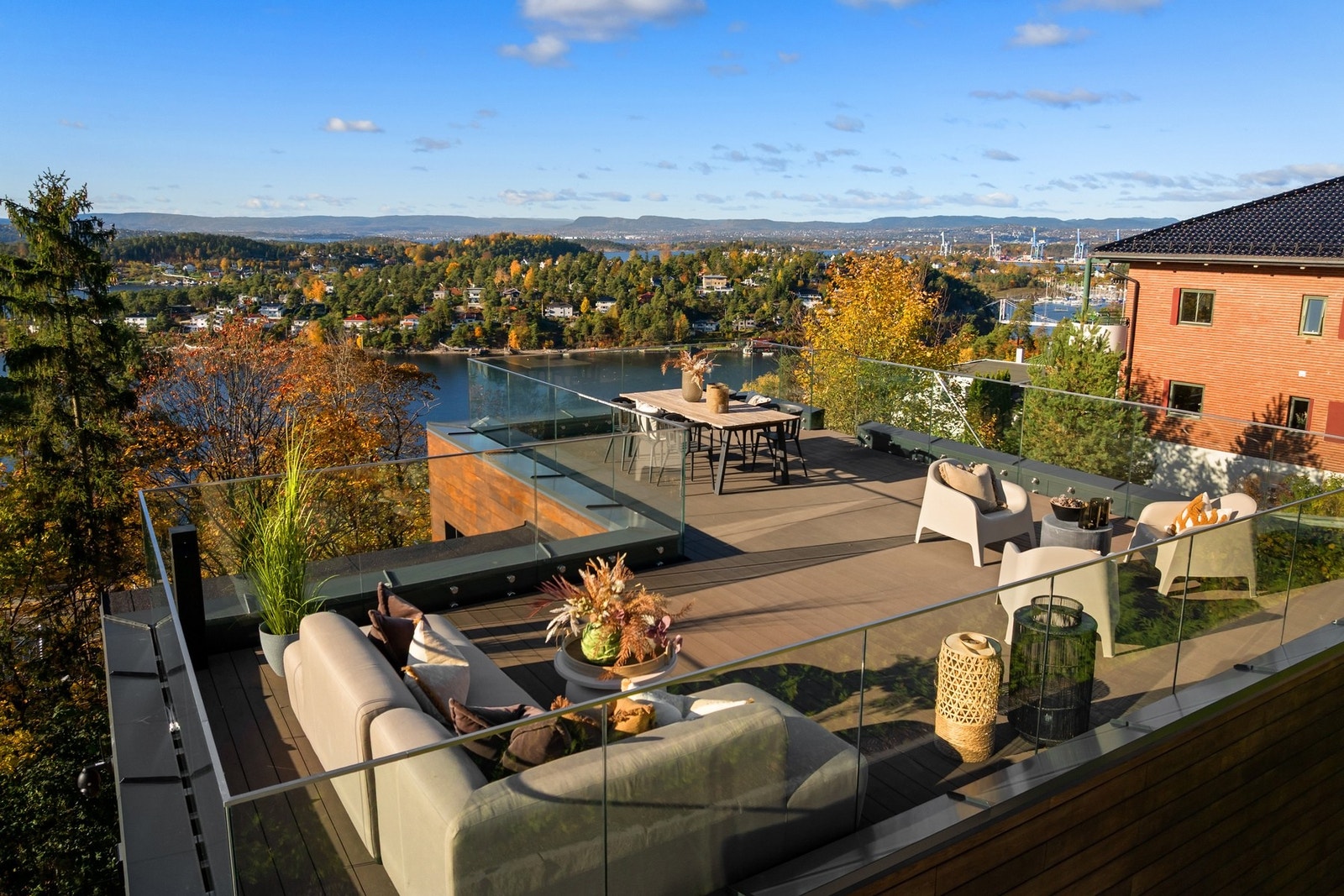 Takterrasse på ca. 51 m² med vidstrakt fjordutsikt og optimale solforhold