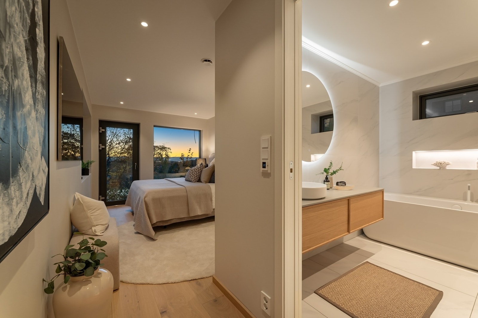 Hovedsoverom med eget bad og walk-in