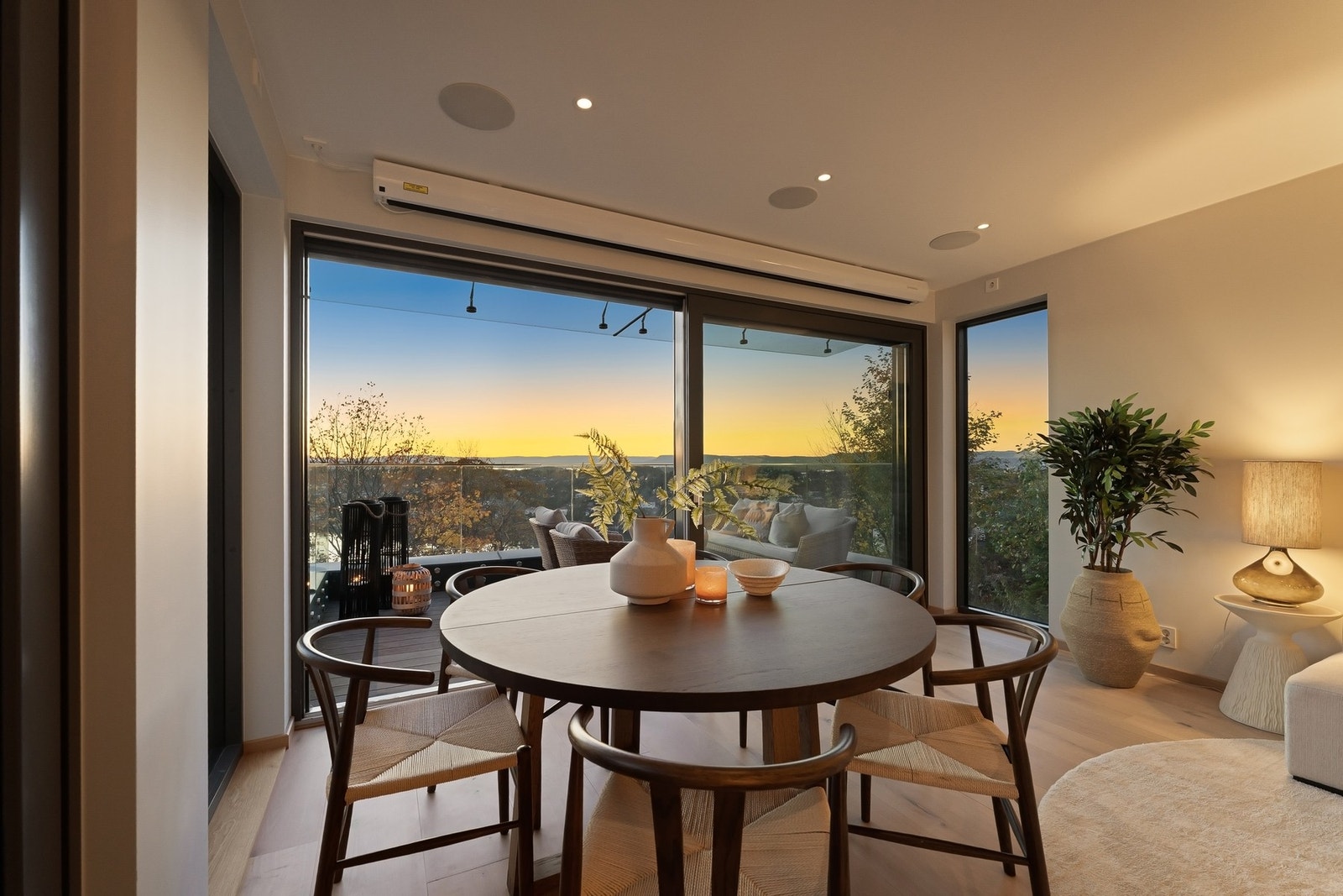 Det er installert skjult prosjektorheis og nedfellbart lerret for hjemmekinoopplevelse