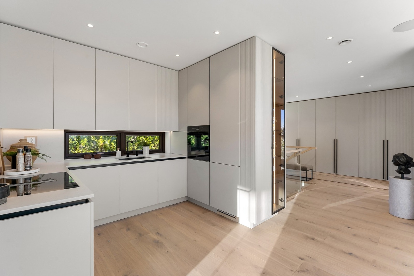 Åpen kjøkkenløsning mot stuen | Påkostet, tilpasset kjøkkeninnredning fra Siguldos Baldai