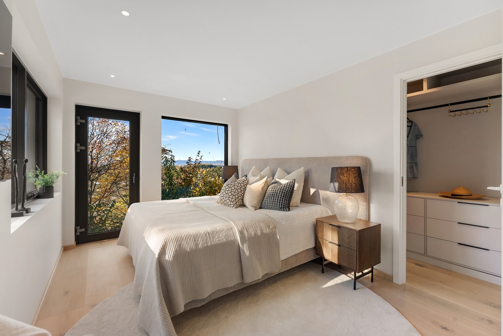 Hovedsoverommet har god plass til dobbeltseng