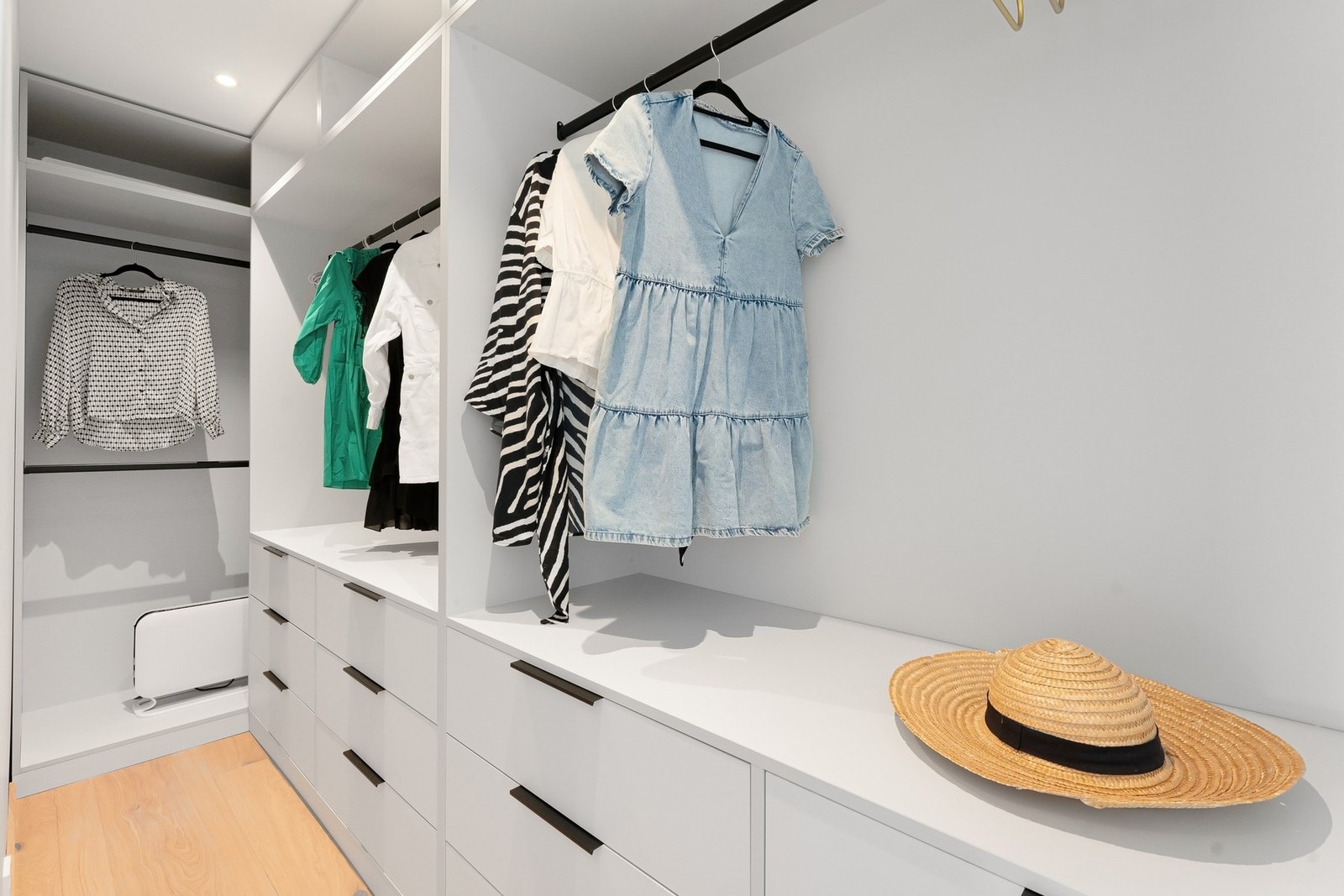 Walk-in closet på hovedsoverom med tilpassede garderobeløsninger