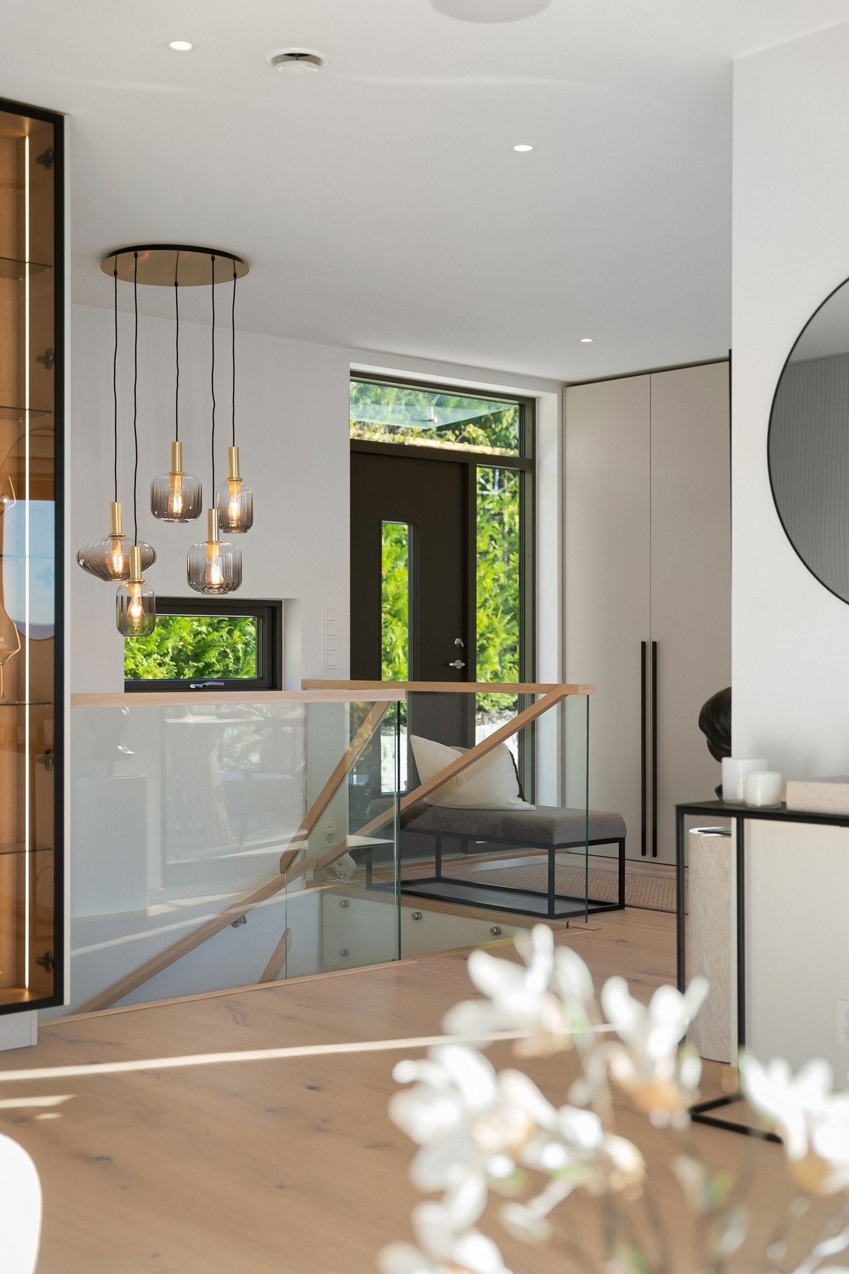 Eikeparkett på gulv | Plejd smartbelysning for fleksibel og stemningsfull lysstyring