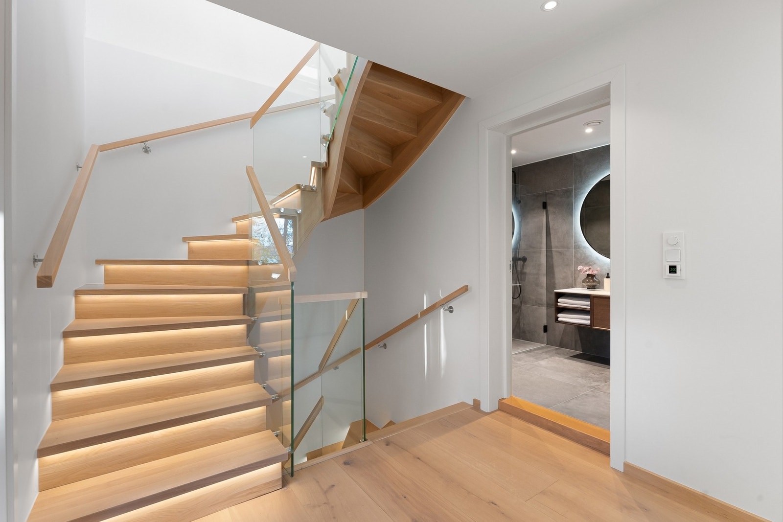 Velkommen ned i 1.etasje | Her er det tre soverom, to bad, walk-in og utgang til en balkong