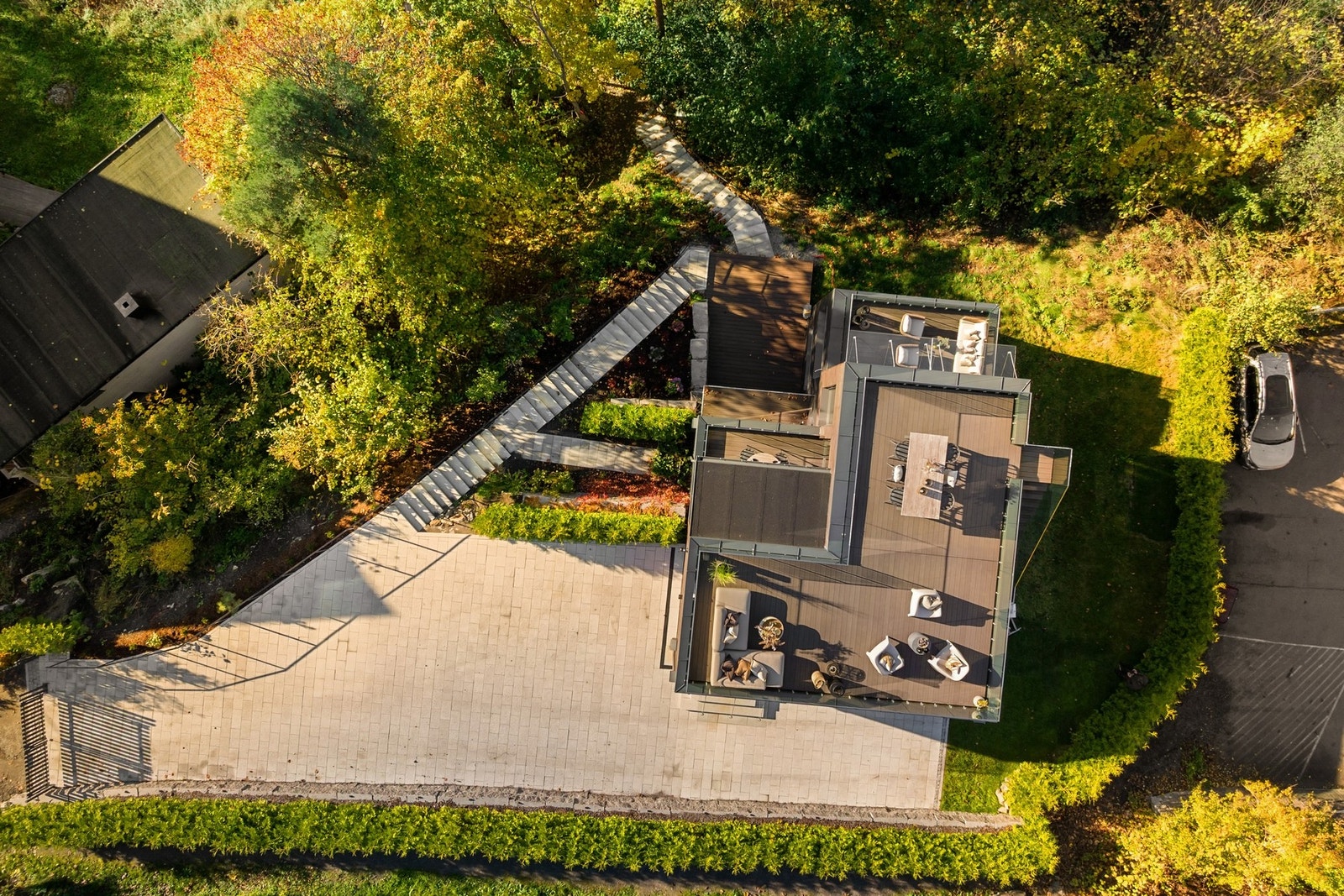 Stor gårdsplass lagt med granitt heller | Plass til flere biler på egen gårdsplass