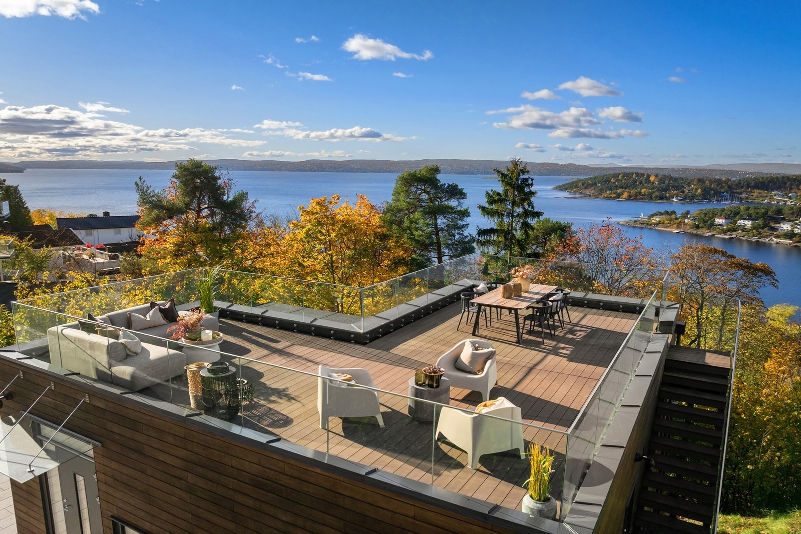 Boligen har en praktfull sjøutsikt