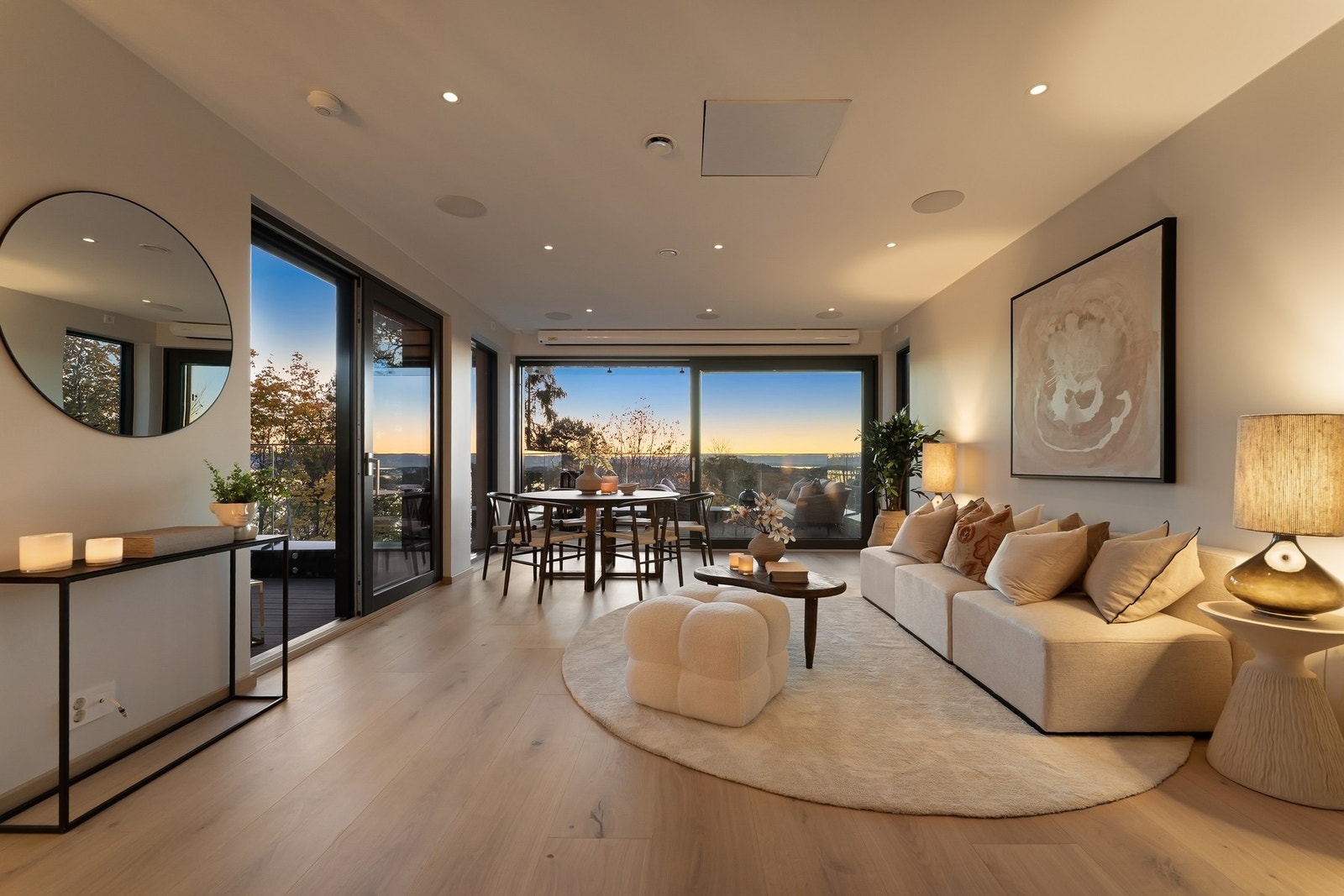 Velkommen inn | Fra inngangspartiet kommer man inn i boligens 2.etasje med stue, kjøkken og entré