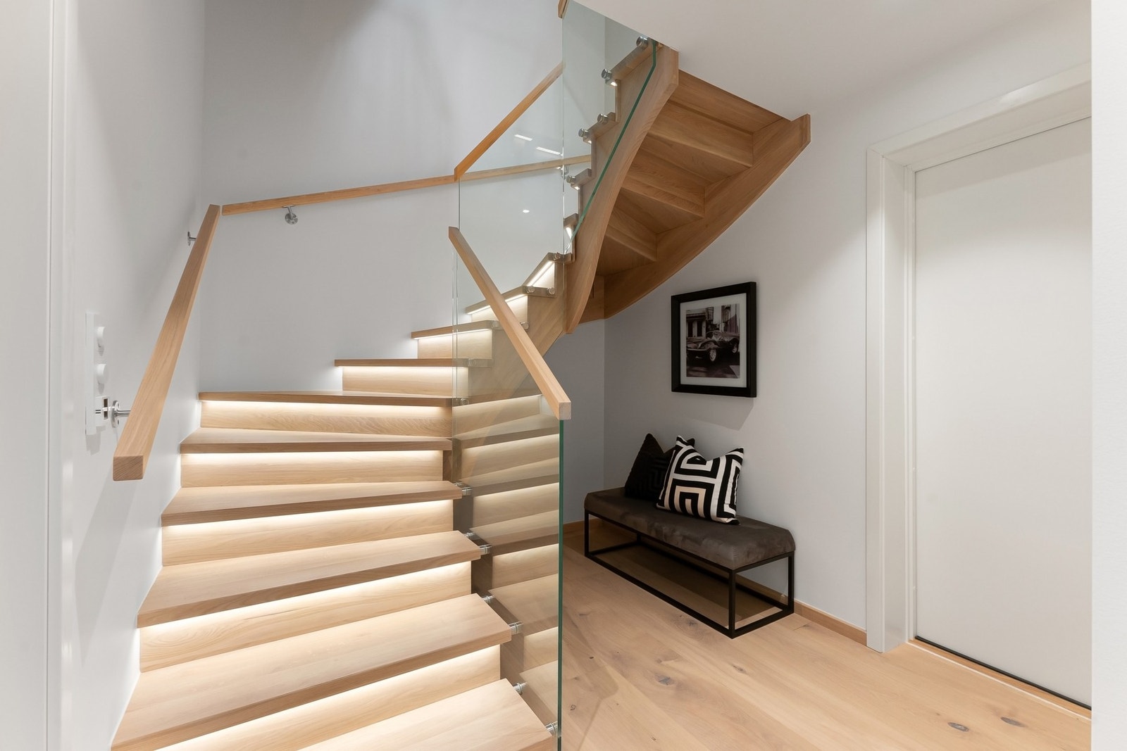 Trappegang i underetasjen | Lyddør mellom hoveddel og hybel samt trimrom - gir økt brannsikkerhet og effektiv lydisolering