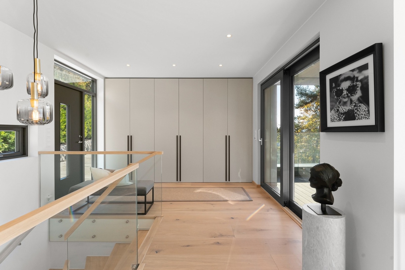 Fra entéen er det utgang til en syd/vestvendt terrasse på 10 kvm