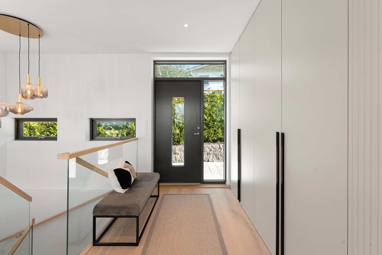 Entré med rikelig skapplass i tilpassede skap fra Siguldos Baldai