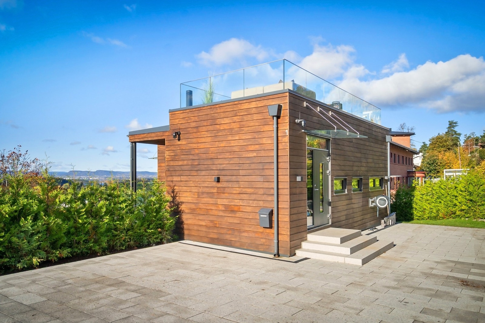 Innbydende gårdplass med granitt heller og plass til flere biler