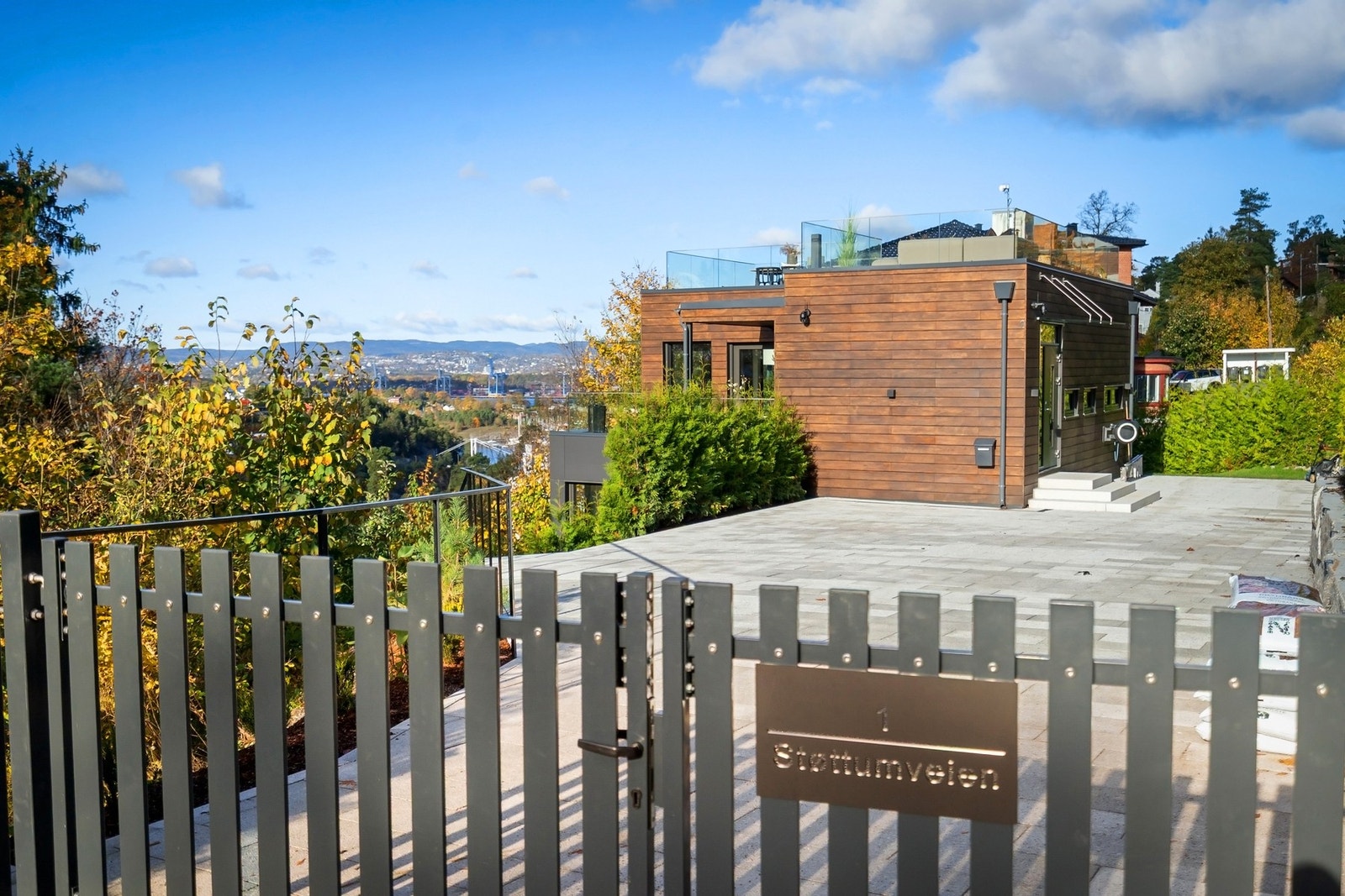 Velkommen til Støttumveien 1 | Det er trukket kabler til elektrisk portåpner