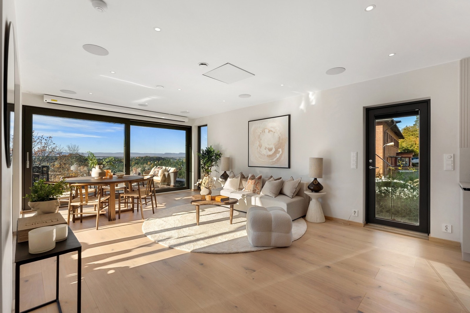 Romslig stue med plass til spisebord og sofa/tv-møblement