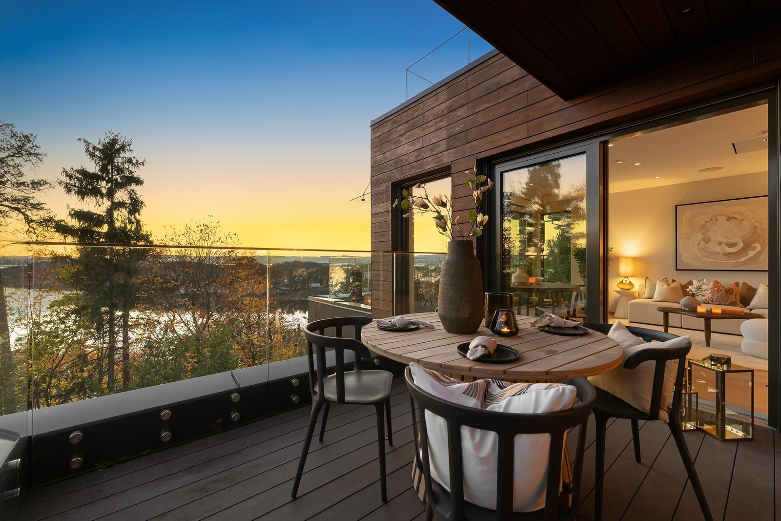 Her har man gode solforhold og platt til utemøblement