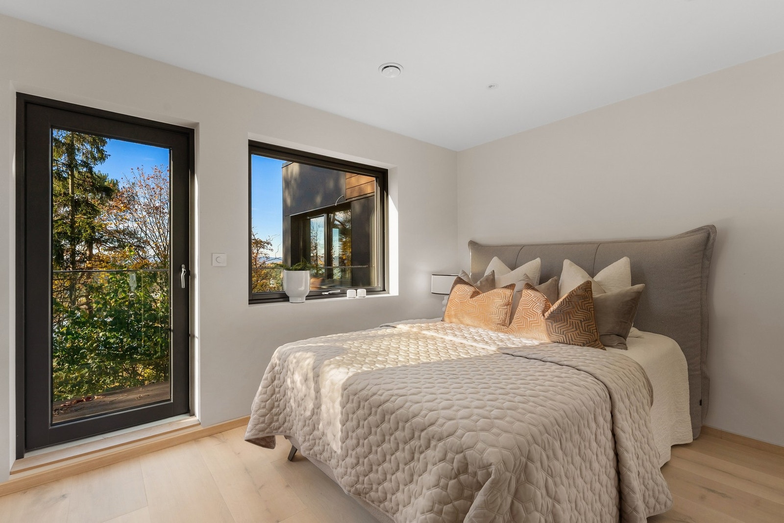 Soverom 2 med utgang til en balkong