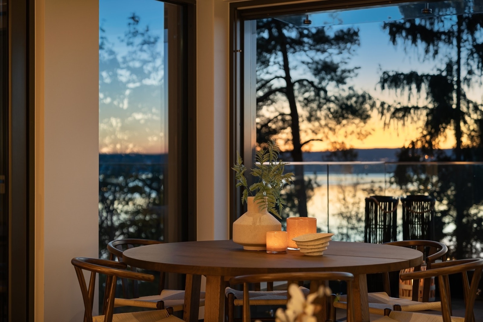 Kveldsstemning i stuen | Store vindusflater gir rikelig med naturlig lys og utsikt