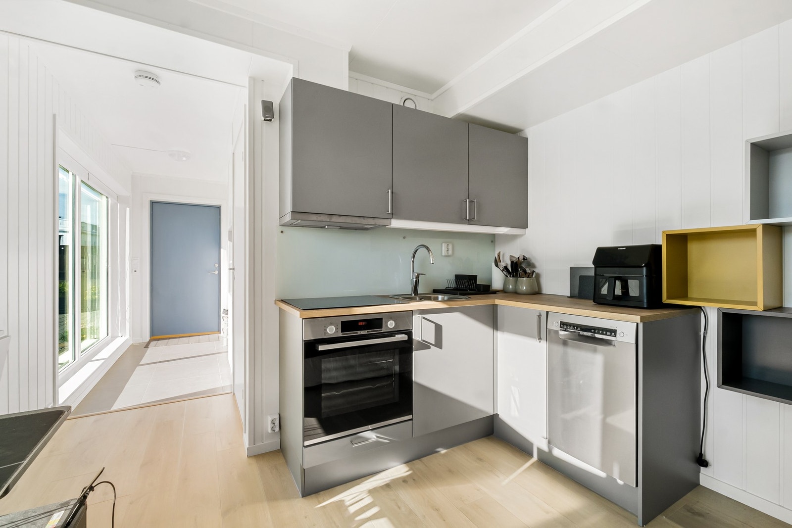 kjøkken m/integrerte hvitevarer og ventilator med avtrekk ut Galleribilde