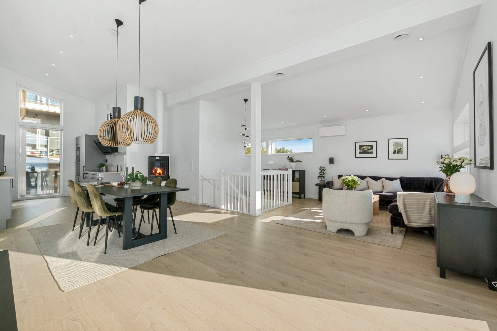 Vel oppe møtes du av en herlig stue med god høyde under tak Galleribilde