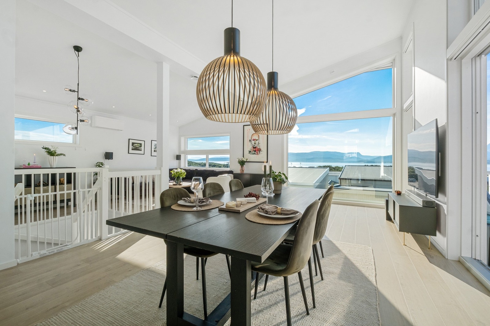 Rommet har god plass til spisegruppe Galleribilde