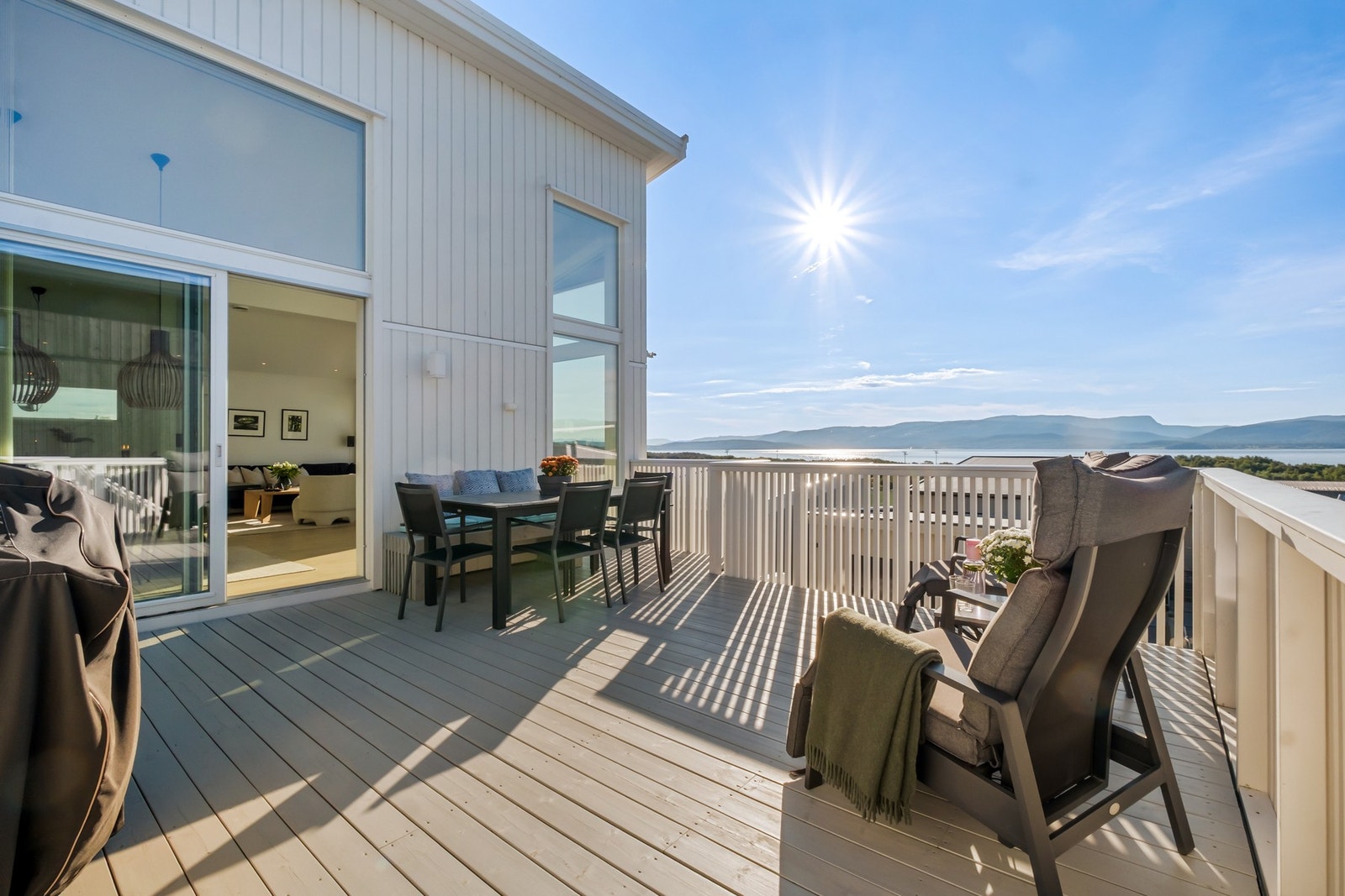 Balkongen bader i sol fra tidlig morgen til sent på ettermiddagen Galleribilde