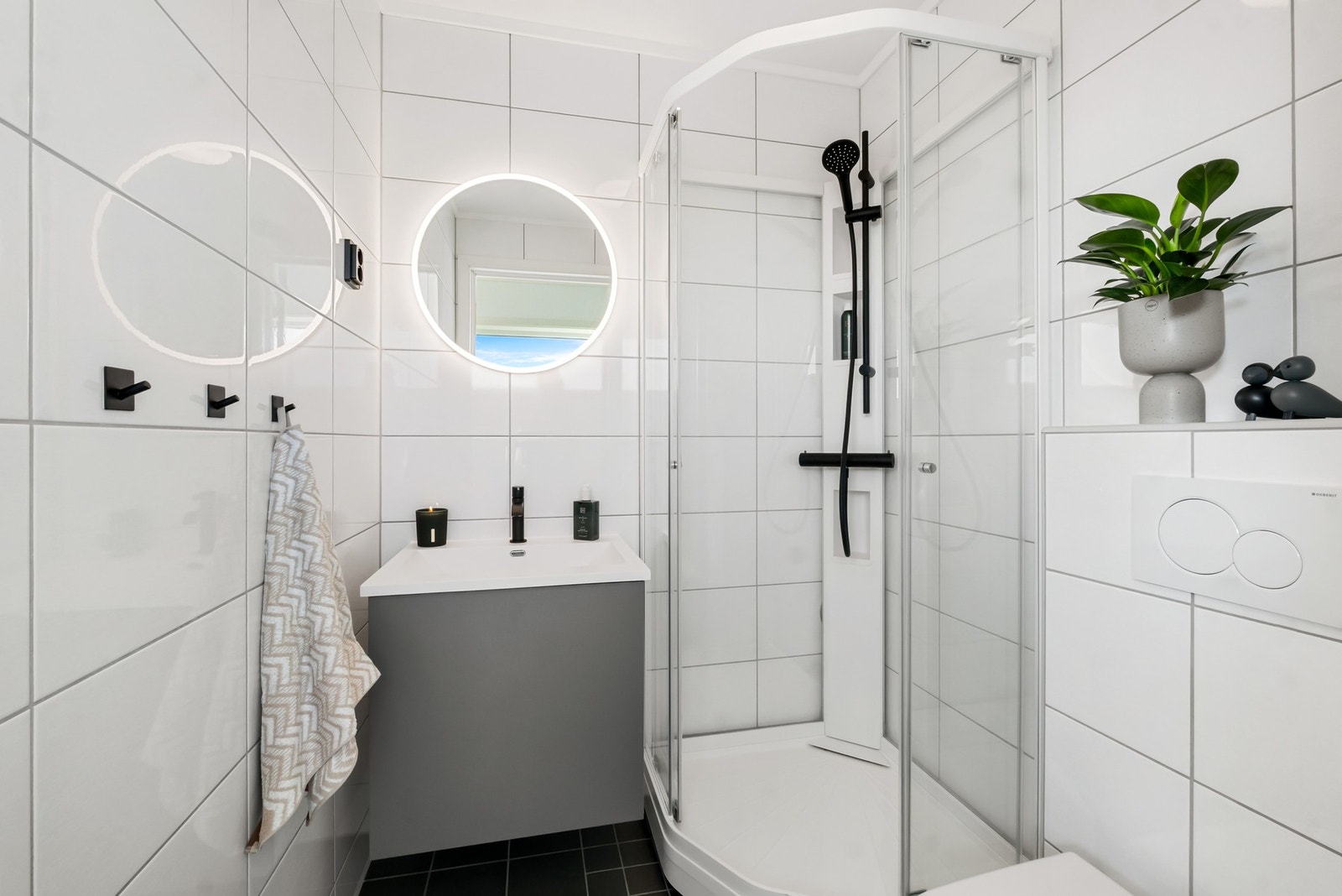 Delikat og moderne bad med pene flisvalg, gulvvarme og moderne innredning. Galleribilde