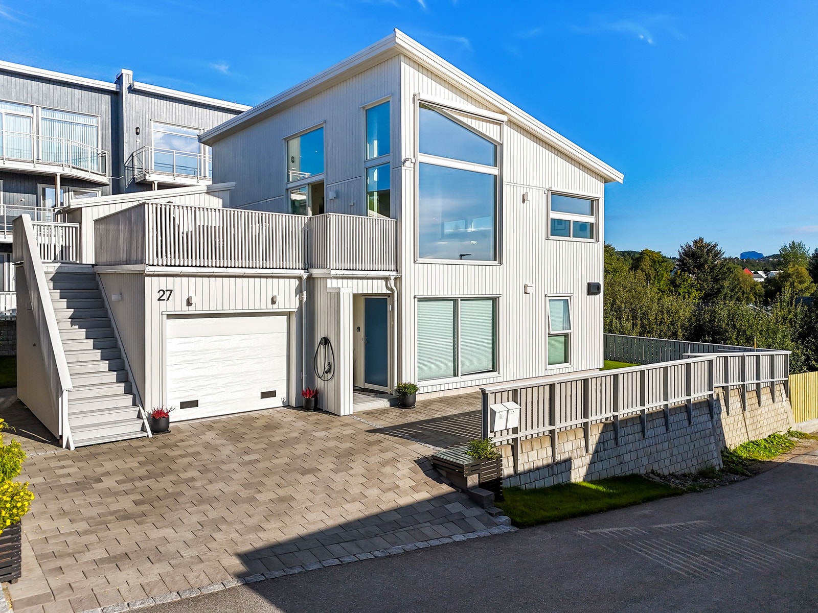 Beliggende på enden av gaten, med oppstillingsplass og garasje Galleribilde